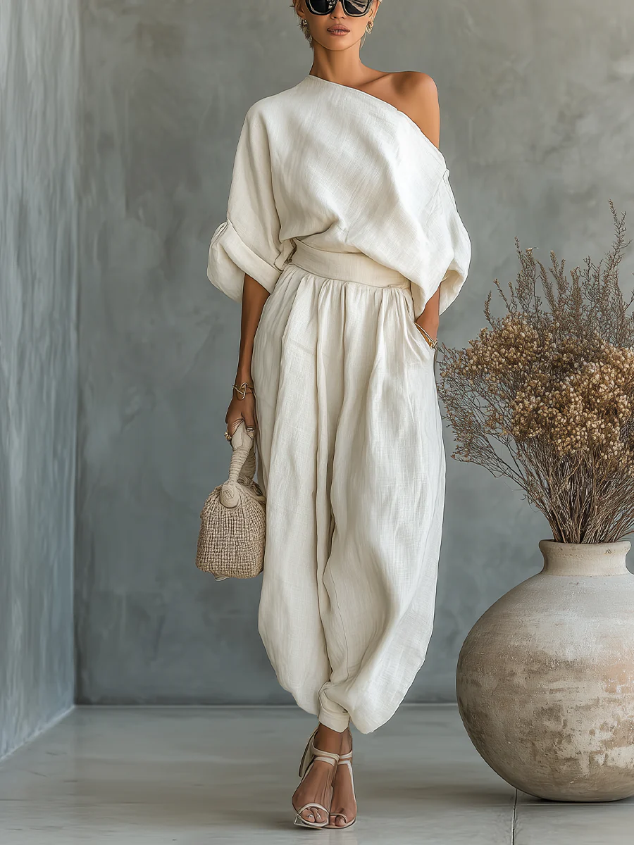 Top Casual Largo in Lino Off-White con Spalle Scoperte e Pantaloni Tapered