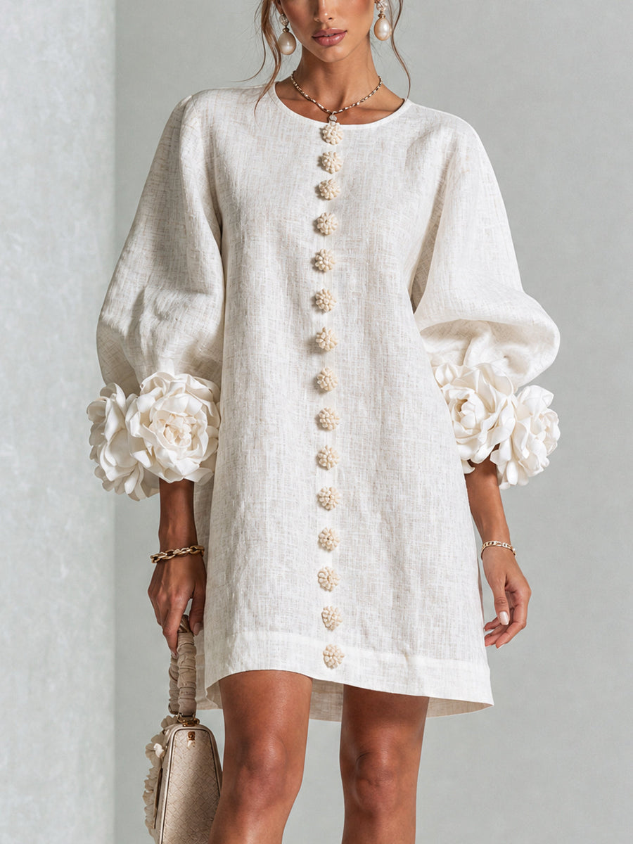 Abito Mini Bianco con Bottoni Floreali e Maniche Voluminose