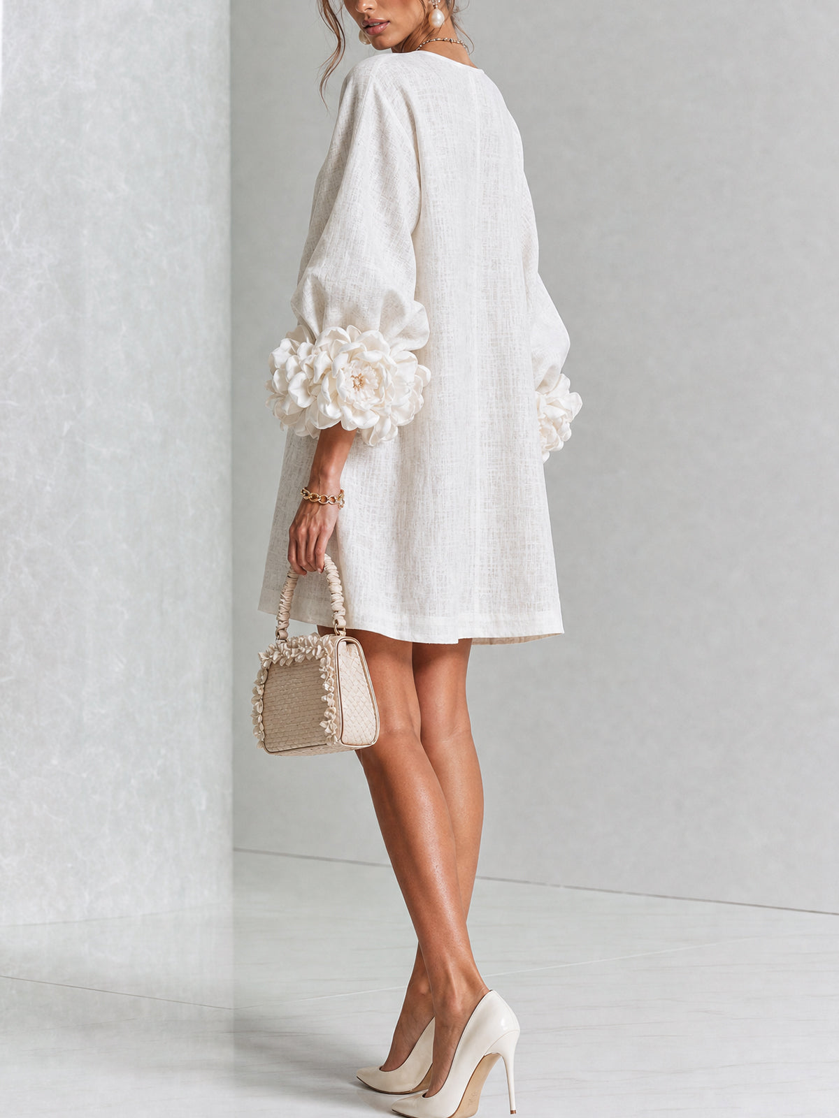 Abito Mini Bianco con Bottoni Floreali e Maniche Voluminose