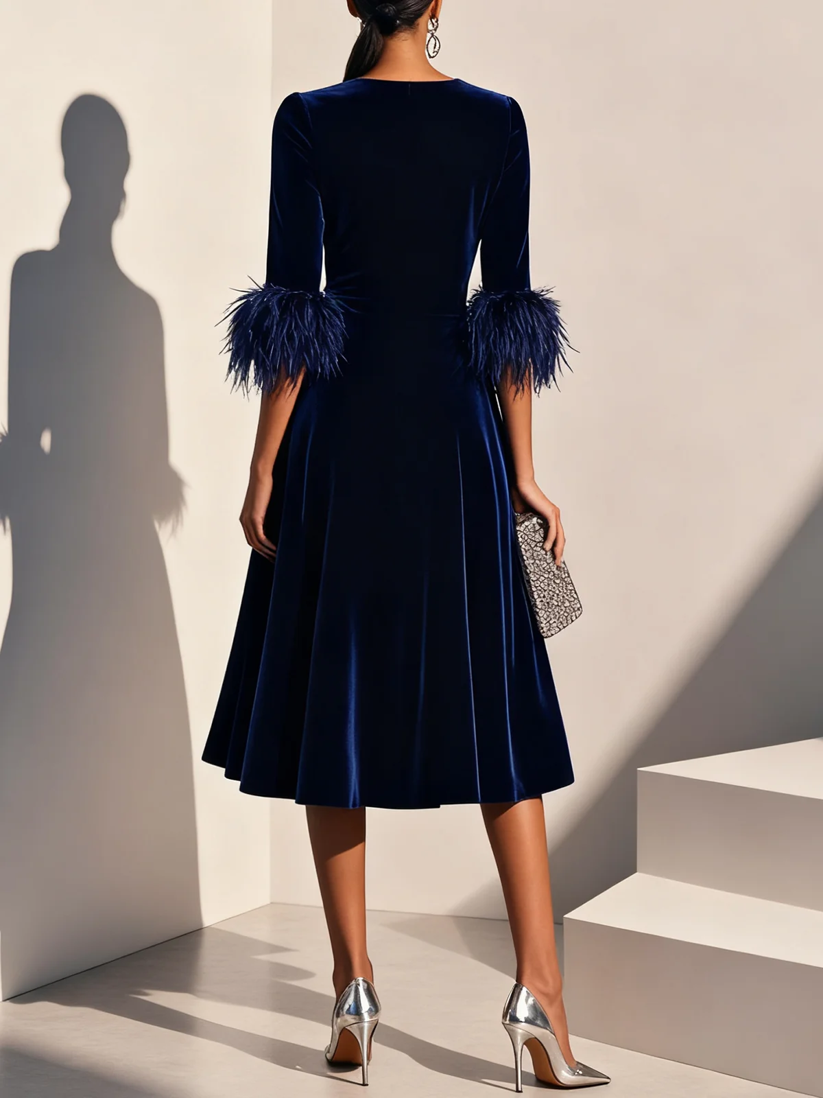 Abito Midi A-line in Velluto Blu Scuro con Piume